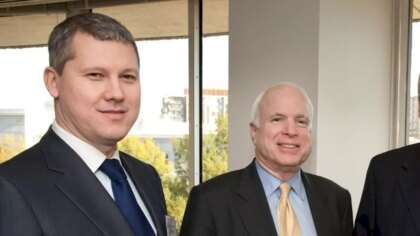 Cătălin Predoiu publică o poză cu John McCain din 2004 despre schimbări în regiune