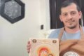 Sculptor din Prahova face icoane din lemn pentru a-și plăti mama