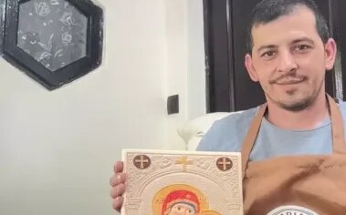 Sculptor din Prahova face icoane din lemn pentru a-și plăti mama