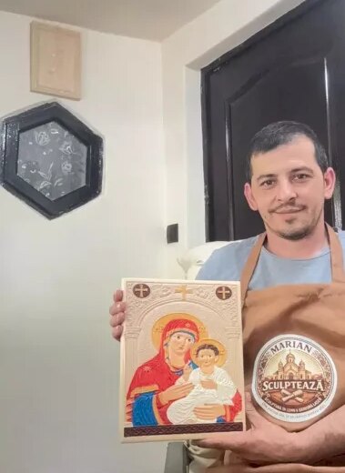 Sculptor din Prahova face icoane din lemn pentru a-și plăti mama