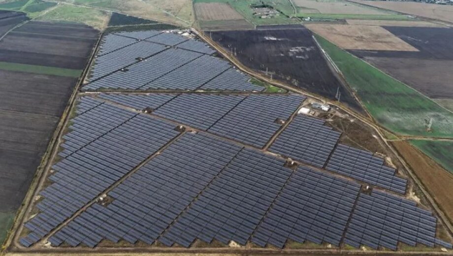 Proiectul hibrid solar cu baterie al MORE începe producția în România
