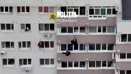 Alpiniștii și mascații de poliție au intrat în apartament în Sectorul 6 pentru a preveni o tragedie