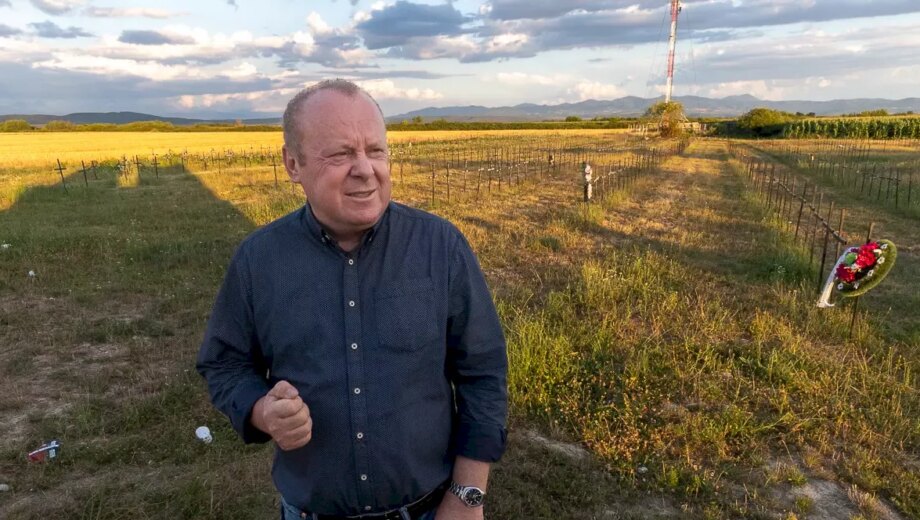 Cimitirul cu necunoscuți din Dumbrava are cruci uniforme pentru toți, spune Viorel Pașca