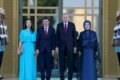 Nicușor Dan face un gest înaintea fotografiei la Summitul NATO cu Erdoğan