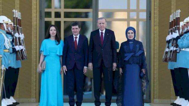 Nicușor Dan face un gest înaintea fotografiei la Summitul NATO cu Erdoğan