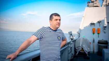 Radu Miruță a realizat o sesiune foto în uniformă de marinar pe corveta Contraamiral August Roman