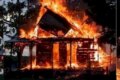 Bărbatul care a ars casa mamei vitregă își așteaptă condamnarea