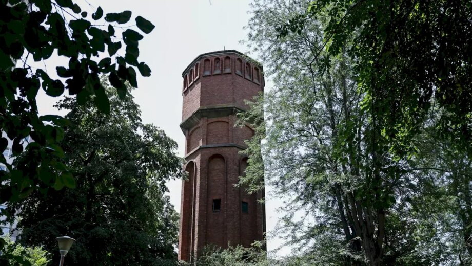 Turn medieval construit în centrul Bucureștiului sensibilizează trecătorii